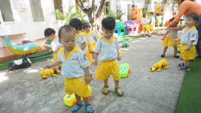 Cho trẻ ra ngoài đi dạo mùa này, mẹ cần đặc biệt lưu ý những gì?