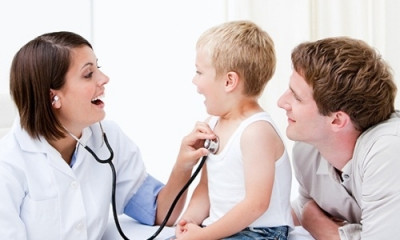 Cách nhỏ nước muối cho trẻ sơ sinh và trẻ nhỏ