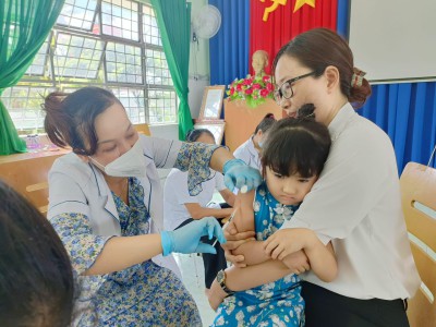 Trường MN Vành Khuyên Phối Hợp Y tế Phường Tiêm ngừa cho các cháu NH 2022-2023