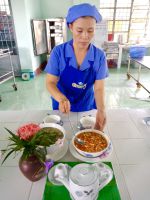 Cô cấp dưỡng thi thực hành