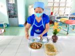 Cô cấp dưỡng thi thực hành
