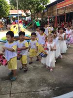 bé vui hội trăng rằm