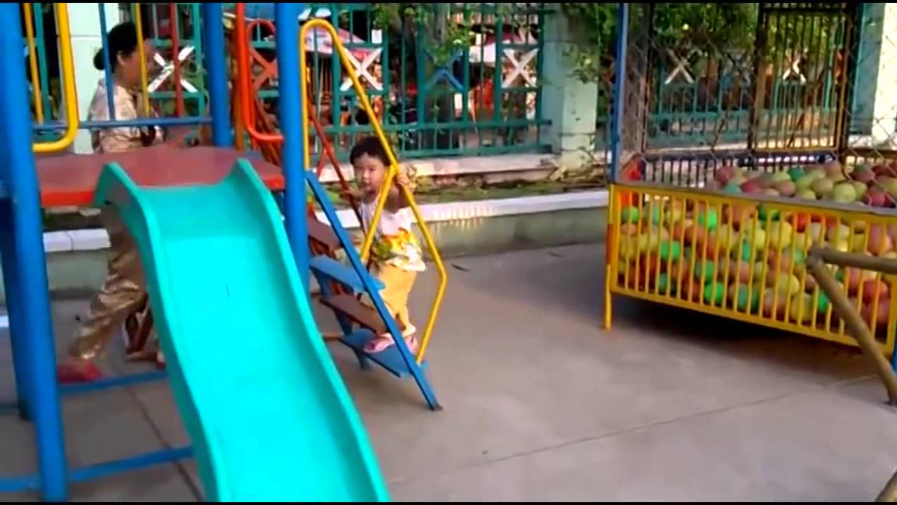 bé chơi cầu trượt