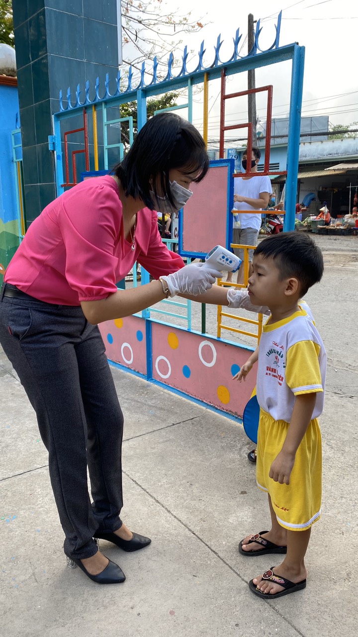 Công tác đón trẻ trở lại trường học sau dịch.