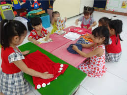 DẠY CÁC BÉ THAO TÁC GẤP QUẦN ÁO