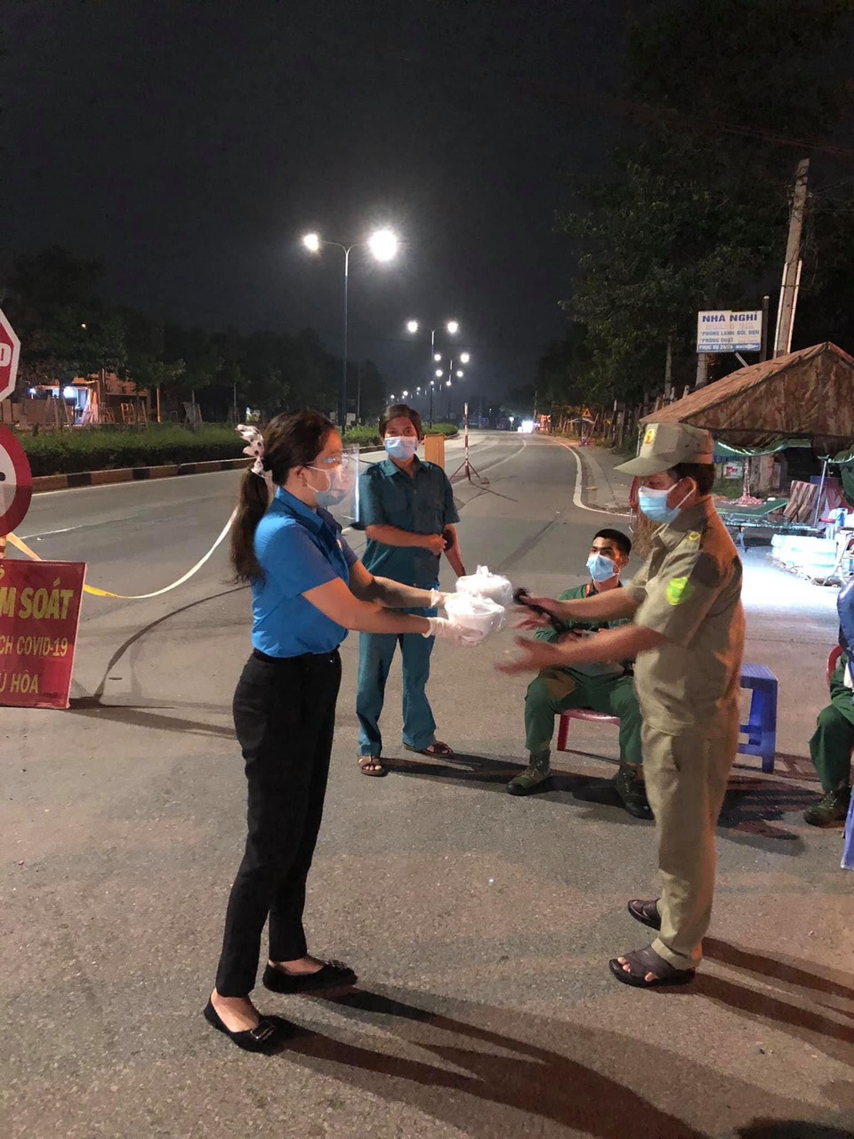 GIÁO VIÊN TRƯỜNG MN VÀNH KHUYÊN TIẾP TỤC NẤU ĂN TỐI HỖ TRỢ CÁC ANH EM TRỰC CHỐT KHU 8- KHU 9 TRÊN ĐỊA BÀN PHƯỜNG PHÚ HÒA- TP TDM - TỈNH BÌNH DƯƠNG